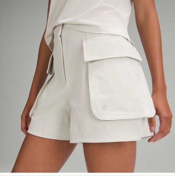 Lululemon Relaxed-Fit Super-High-Rise Cargo Short 4" Bone - Picture 1 of 9